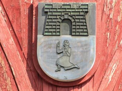 Szerencs, 2016. március 18.Szerencs város címere a Népház a Kossuth tér 1. sz. alatti épületének homlokzatán.-stock-foto