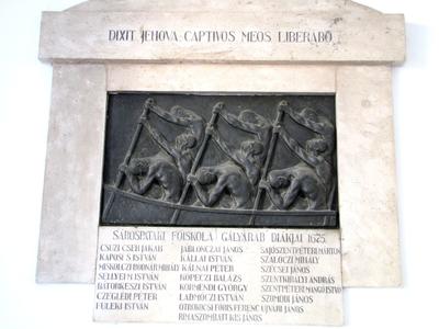 Sárospatak, 2016. március 17.A gályarabok reliefje. A Rákóczi utca 1. szám alatt, a Sárospataki Református Kollégium Gimnázium bejáratánál, a folyosó falán található a bronzból öntött relief, amelyet márványkeret övez. Alkotója Dabóczy Mihály szobrászmuvész. Állítatta a Pataki Diákok Országos Szövetsége.-stock-foto