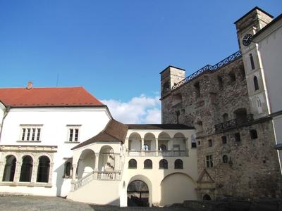 Sárospatak, 2016. március 16.A sárospataki Rákóczi vár és kastély belsõ udvara. Szemben a Lorántffy-loggia. A lépcsõt és a loggiát Lorántffy Zsuzsanna építtette a XVII. sz-ban. Ez az udvar legértékesebb része. Balra fent a vármúzeum. Jobbra a közel négyzetes alaprajzú, ötszintes középkori Vöröstorony.-stock-foto