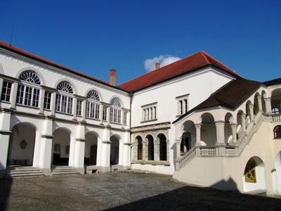 Sárospatak, 2016. március 16.A sárospataki Rákóczi vár és kastély belsõ udvara. Szemben a vármúzeum épülete. Jobbra a Lorántffy-loggia. A lépcsõt és a loggiát Lorántffy Zsuzsanna építtette a XVII. sz-ban. Ez az udvar legértékesebb része.-stock-foto