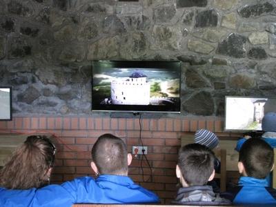 Hollókõ, 2016. május 16.Gyerekek és fiatalok nézik a hollókõi vár töürténetét bemutató filmet a vár mozitermében..-stock-foto