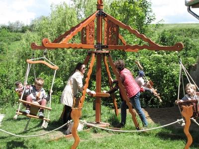 Hollókõ, 2016. május 16.Körhintázó gyermekek szüleikkel hollókõi a játszóház udvarában Pünkösd hétfõn..-stock-foto