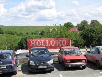 Hollókõ, 2016. május 16.Gyerekek játszadoznak a Hollókõ nevét feltüntetõ óriás molinó elõtt, parkoló gépkocsik társaságában Hollókõn Pünkösd hétfõn.-stock-foto