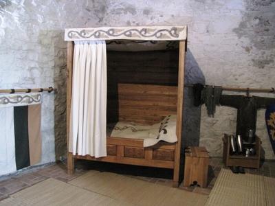 Hollókõ, 2016. május 16.Ágy a várúri szobában. A hollókõi várat 2015-ben restaurálták.-stock-foto