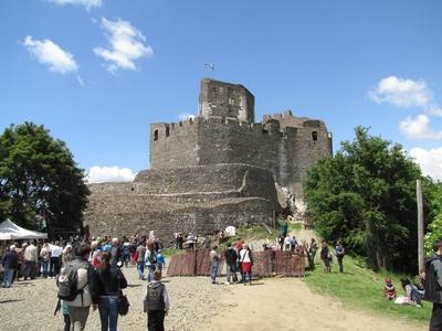 Hollókõ, 2016. május 16.A hollókõi vár turistákkal Pünkösd hétfõn. A XIII. sz. végérõl származó várat 2015-ben újították fel.-stock-foto