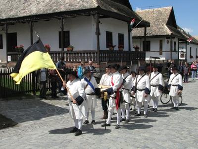Hollókõ, 2016. május 16.Labanc csapat az ófalu fõutcáján a történelmet idézõ hollókõi pünkösdi népünnepen.-stock-foto