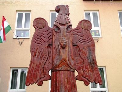 Gyöngyössolymos 2016. május 16.A Sólymos turul faszobor az általános iskola elõtt. Égerházy László alkotása.-stock-foto