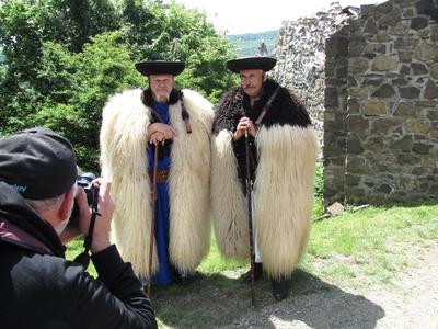 Hollókõ, 2016. május 16.Szûrt viselõ kanászokat fényképez egy fotós a hollókõi vár tövében.-stock-foto