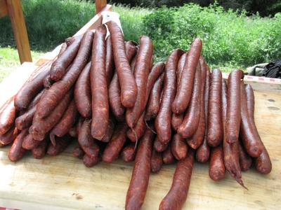 Hollókõ, 2016. május 16.Parasztkolbász egy hollókõi standpulton.-stock-foto