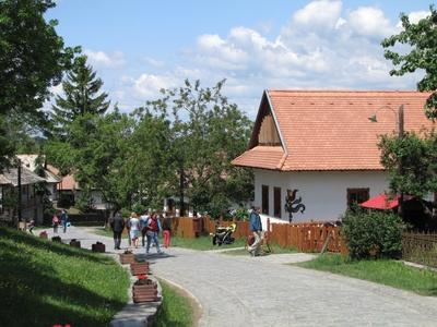 Hollókõ, 2016. május 16.Pünkösdi hangulat a hollókõi ófalu fõútján. Turisták és gyerekek a játszóháznál.-stock-foto