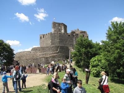 Hollókõ, 2016. május 16.A hollókõi vár turistákkal Pünkösd hétfõn. A XIII. sz. végérõl származó várat 2015-ben újították fel.-stock-foto