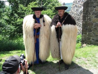 Hollókõ, 2016. május 16.Szûrt viselõ kanászokat fényképez egy fotós a hollókõi vár tövében.-stock-foto