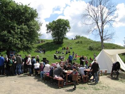 Hollókõ, 2016. május 16.Pünkösdi hangulat piknikelõ emberekkel a hollókõi várhegyen.-stock-foto
