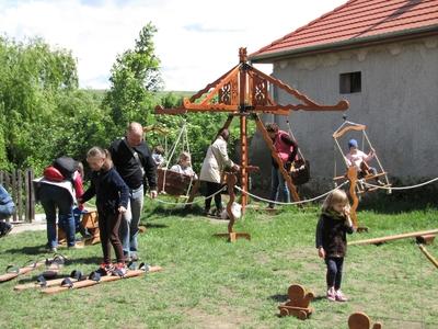 Hollókõ, 2016. május 16.Gyermekek játszanak al hollókõi  játszóház udvarában Pünkösd hétfõn..-stock-foto