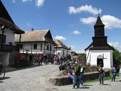 Hollókõ, 2016. május 16.Pünkösdi hangulat a hollókõi ófalu fõutcájában. Szemközt a világörökség részét képezõ ófalu Tours-i Szent Mártonról elnevezett temploma. A fából és vályogból készült kicsiny fatornyos római katolikus templomot 1889-ben közadakozásból építtette a falu lakossága.-stock-foto