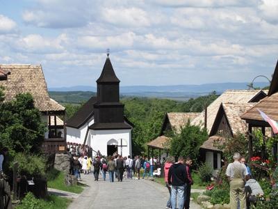 Hollókõ, 2016. május 16.Pünkösdi hangulat a hollókõi ófalu fõutcájában. Szemközt a világörökség részét képezõ ófalu Tours-i Szent Mártonról elnevezett temploma. A fából és vályogból készült kicsiny fatornyos római katolikus templomot 1889-ben közadakozásból építtette a falu lakossága.-stock-foto