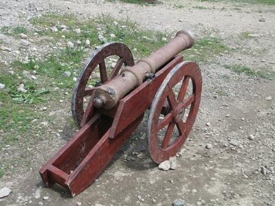 Hollókõ, 2016. május 16.Régi ágyú a hollókõi vár tövében, a pünkösdi várjátékok kellékeként.-stock-foto