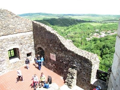 Hollókõ, 2016. május 16.Turisták a hollókõi várban. Mögöttük a Cserhát. Jobbra lent Hollókõ házai.-stock-foto