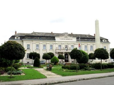City Court - Mosonmagyaróvár - WWI obelisc-stock-photo