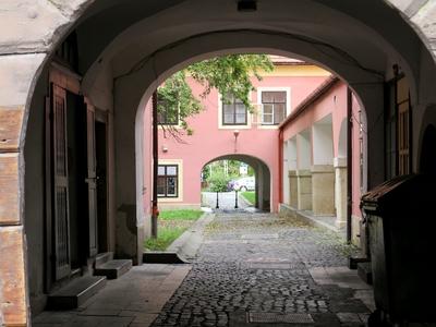 Street under the Houses - Mosonmagyaróvár-stock-foto