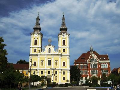 Miskolc - Heroes square - Church and High School-stock-foto