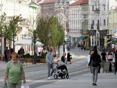 Miskolc - Downtown - People on Széchenyi street-stock-foto