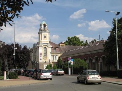 Szolnok, 2016. szeptember 3.A Verseghy park és a Tisza szálló és gyógyfürdõ tornyos épülete. Az épület 1928-ban készült Hegedûs Ármin tervei szerint.-stock-foto