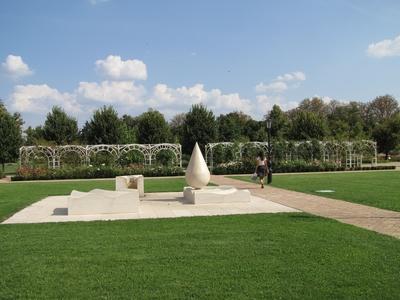 Szolnok, 2016. szeptember 3.A Verseghy park a Béres kút szoborcsoporttal. A kút Béres Józsefnek, a Béres-csepp feltalálójának állít emléket. Miklya Gábor 2012-ben készült alkotása.-stock-foto