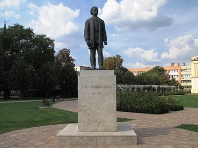 Szolnok, 2016. szeptember 3.Gróf Szapáry Gyula (1832-1905) fõispán szobra a Verseghy parkban. Simon Ferenc 2013-ban készült alkotása. (A Borbereki Kovács Zoltán által 1940-ben alkotott eredeti szobor a II. világháborúban elpusztult.)-stock-foto