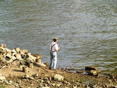 Szolnok, 2016. szeptember 3.Horgász a Tiszánál, Szolnokon.-stock-foto