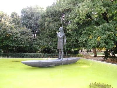 Szolnok, 2016. szeptember 3.Szolnok megye és város névadója, Zounuk ispán (Szolnok ispán) szobra a Verseghy parkban. Szolnok ispán Orseolo Péter fõembere volt,  kereszténység térítésében maradandó érdemeket szerzett. A 1046-os Vata-féle pogánylázadás idején Szent Gellérttel és a magyar püspöki kar több tagjával együtt halt mártírhalált a  Gellért-hegyen. Szolnok ispán szobrát Pogány Gábor Benõ alkotta 2001-ben.-stock-foto