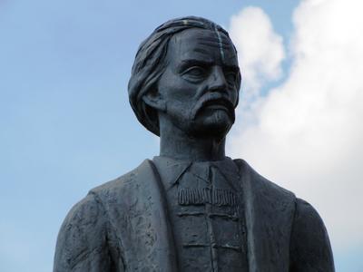 Szolnok, 2016. szeptember 3.Gróf Szapáry Gyula (1832-1905) fõispán szobra a Verseghy parkban. Simon Ferenc 2013-ban készült alkotása. (A Borbereki Kovács Zoltán által 1940-ben alkotott eredeti szobor a II. világháborúban elpusztult.)-stock-foto