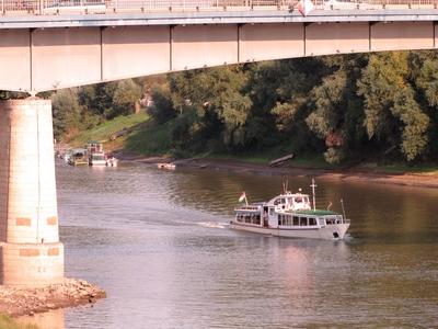 Szolnok, 2016. szeptember 3.Vízibusz a Tiszán a szolnoki Tisza-híd alatt.-stock-foto