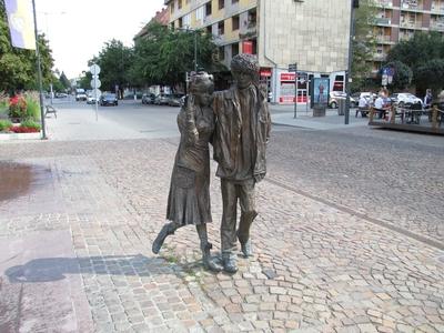 Szolnok, 2016. szeptember 3.A Sétáló ifjú pár szobor. A Kossuth-tér, Szolnok fõterének egyik zsánerszobra. Kligl Sándor alkotása 2008-ból.-stock-foto