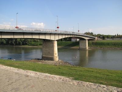 Szolnok, 2016. szeptember 3.A  szolnoki Tisza-híd alatta egy kajakozóval.-stock-foto