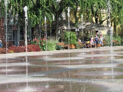 Szolnok, 2016. szeptember 3.A Kossuth-tér, Szolnok fõterének szökõkútjai és sétálók.-stock-foto