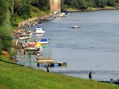 Szolnok, 2016. szeptember 3.Csónakok és stégek a Tiszán, Szolnoknál.-stock-foto
