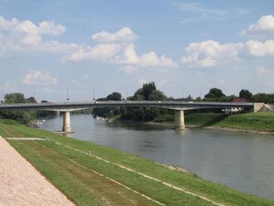 Szolnok, 2016. szeptember 3.A Tisza és a szolnoki Tisza-híd.-stock-foto