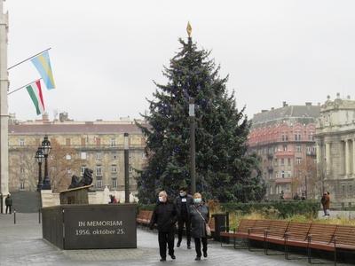 Christmas tree in Budapest - Coronaviral masks-stock-foto