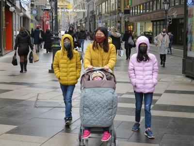Mother and children with Masks - Budapest - Christmas-stock-foto