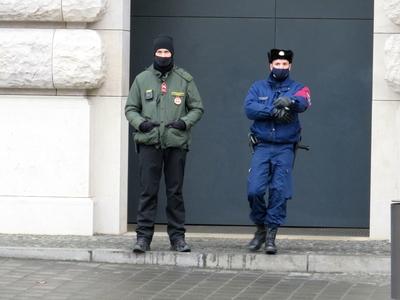 Coronavirus - Mask - Police officer - Guard-stock-foto