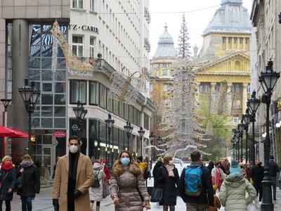 Coronaviral Christmas in Budapest - Masks and Chriastmas Tree-stock-foto