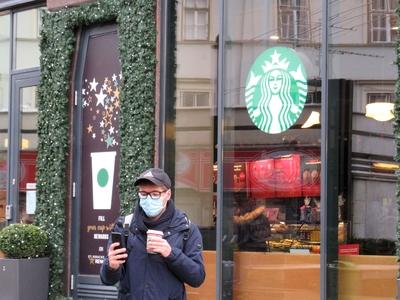 Man in Coronavirus Mask - Coffee - Cell Phone-stock-foto