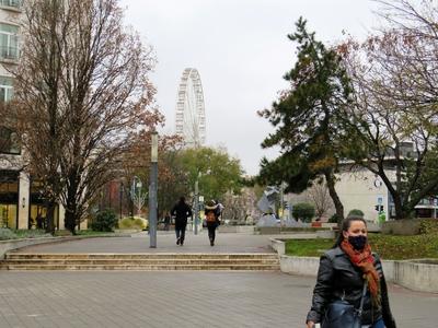 Lady in Mask - Coronavirus - Big Wheel - Budapest-stock-foto