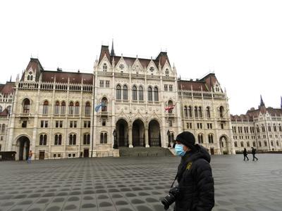 Coronavirus - Mask - Christmas - Budapest-stock-photo