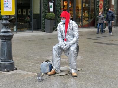 Street stuntman wioth Mask against Coronavirus-stock-foto