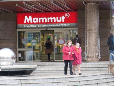 Women wearing masks against Coronavirus - Budapest-stock-foto