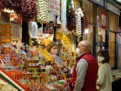 Coronaviral Christmas in Budapest Gerat Market Hall-stock-foto