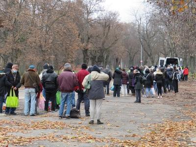Homeless people waiting for food distribution in Népliget-stock-foto