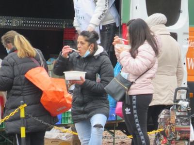 Kitchen of Poors - Women eating freely distributed food-stock-foto